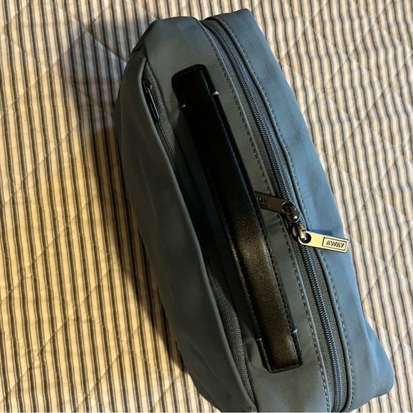 Away Unisex Toiletries Kit - Picture 3 of 6